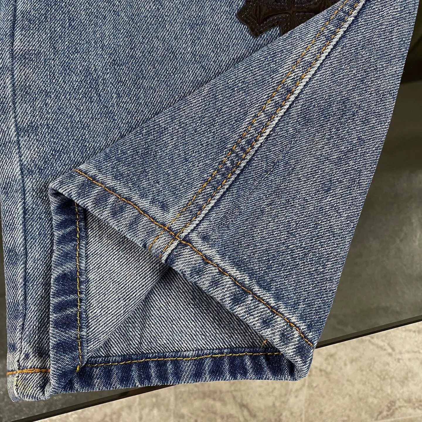 P270 CH Chromehearts limited edition work jeans denim logging pants, cabinet price 34W level, patchwork cross pattern embellishment, washed jeans! ! An absolutely high-end luxury product, a 1.9W-level god-level single product, a super popular product, made by top heavy industry, a magic weapon that cannot be missed! [About Zangyin] This is an extremely luxurious fashion brand that can also be called the aristocracy of the high street. It has always been an exclusive brand for some hipsters or rich second generations. Compared with ordinary high streets, it is more luxurious and noble. Compared with luxury brands, it is more fashionable and individual. It has always been a brand that I have a special liking for. [Top heavy industry fashion design] Consistently high-street luxury style. Speaking of this style, the Zangyin family and GU family are definitely the leading representative brands. Especially the Zangyin family has really achieved a state-of-the-art effect in creating high-street style. The unique washed material is used to create this style. The color system is already quite eye-catching. After it is decorated with patchwork cross flowers, it cleverly highlights the charm of the brand. Secondly, this style uses classic The high-waist cutting design highlights the long legs and fashionable temperament of the upper body. The brand is highly recognizable and the slim fit configuration is more suitable for daily wear. It is a product that interprets personality, fashion, and specifications at a glance. This single product is enough to make any fan excited. It can be a white T-shirt for a youthful college style, or a tight suspender for a royal style. It has strong matching ability and can be easily controlled by men.  [Materials and craftsmanship] Needless to say, this point goes without saying. As an excellent craftsman brand, Zangyin’s requirements for details and craftsmanship are really perfect. The washed color of this model has gone through so many processes, not to mention the embellishment of denim appliques. It is also purely hand-made and sewn. Just like what they believe in, only hand-made things have soul and have the meaning of wear. A top-notch heavy-duty fashionable denim item, I look forward to your perfect interpretation! !  Color: blue Size: 28-34